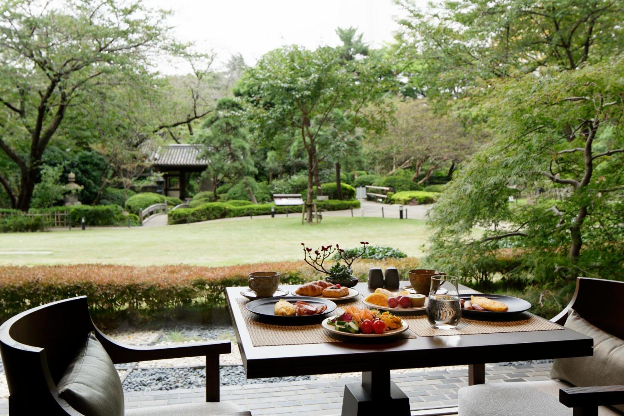 高轮大王子酒店 東京都 客房 照片 A view of the garden from the restaurant